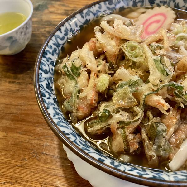 「あったか米うどん 小山産おにぎり・かきあげ付￥730」@安田製麺所 お食事処 安田の写真
