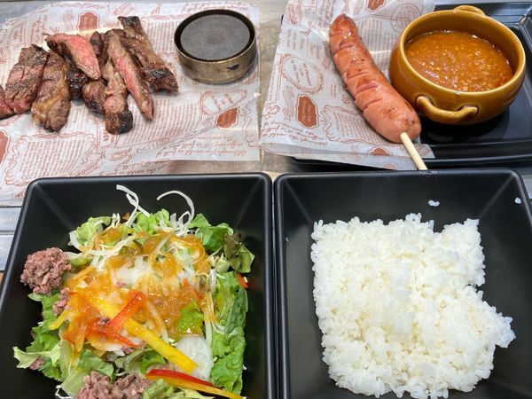 「ﾌﾗﾝｸ&ｶﾚｰ300円ﾋﾞﾌﾃｷｽﾓｰﾙ600ｻﾗﾀﾞ100」@The BIFTEKI 印西ビッグホップ店の写真