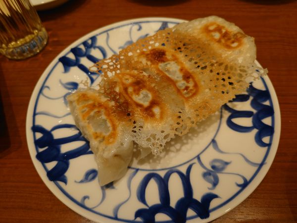 「黒豚大餃子（4個）560円 他」@北京飯店 グランエミオ所沢店の写真