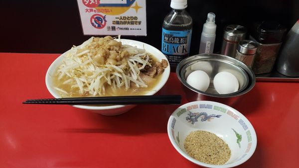 「ラーメン(並)800円生卵2魚粉150円」@ラーメンハイキックの写真