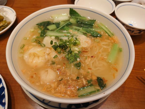 「海老ワンタンメン（塩）1030円 他」@北京飯店 グランエミオ所沢店の写真