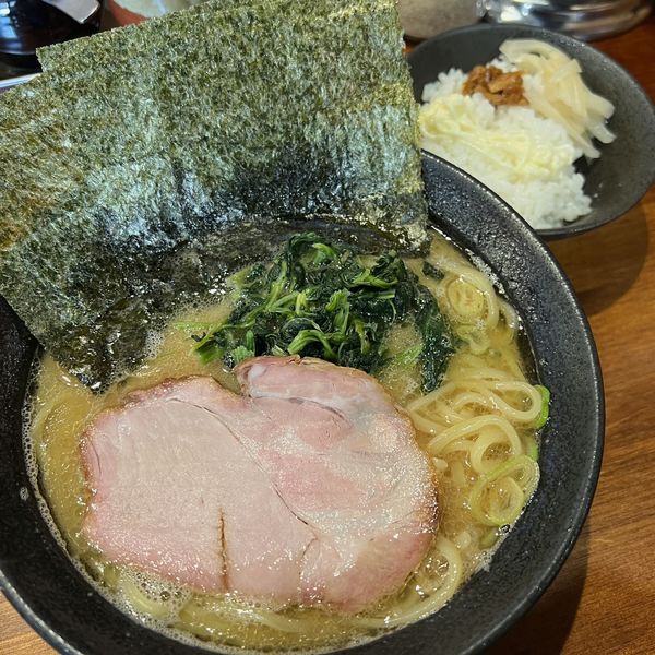 「醤油豚骨（麺やわらかめ）＋サービスライス」@らーめん三郷家の写真