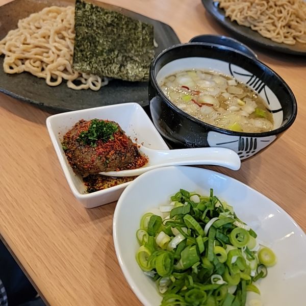 「つけそば200gカレー玉佐藤さんちの九条ねぎライス」@中華そば専門 とんちぼの写真