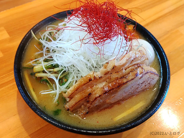 「鶏白湯 辛（１辛＋大盛＋チャーシュー２枚＋味玉子）」@めん処 愛やの写真