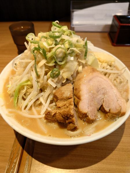 「ラーメン特盛　野菜　ニンニク　ネギ」@ちばから 蒲田店の写真