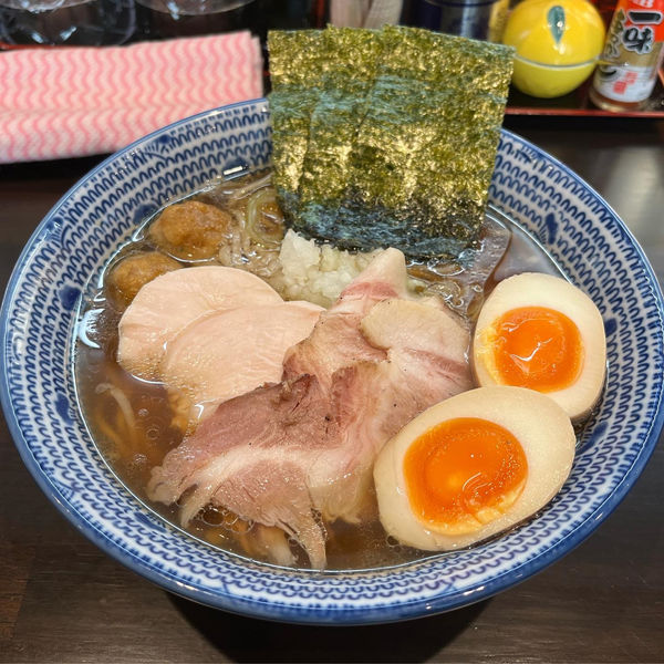「貝だしラーメン(醤油)+特製」@ラーメン虎珀 小矢部店の写真