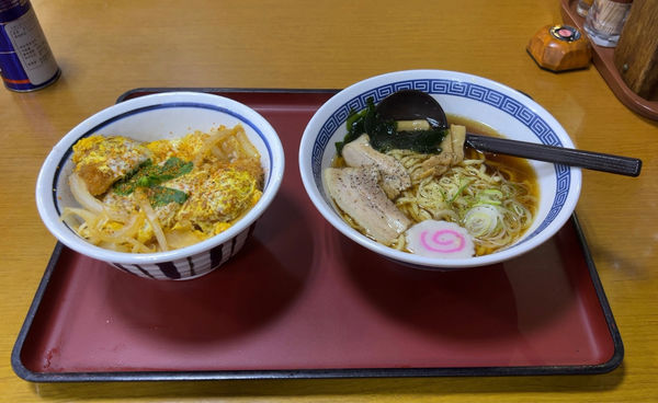 「かつ丼のラーメンセット 昔ながらのしょうゆラーメン」@山田うどん さつきが丘店の写真