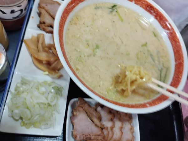 「豚骨ラーメン(680)＋チャーシュー(90)」@井上食堂の写真