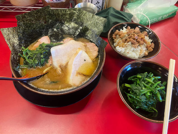 「チャーシューメン3枚中盛　のり　純生ほうれん草　トントロ2枚」@柏 王道家の写真