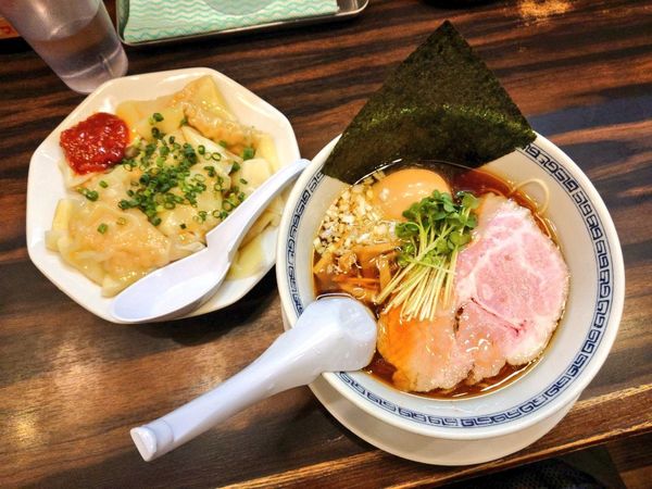 「醤油ラーメン、冷やしワンタン」@稲荷屋の写真