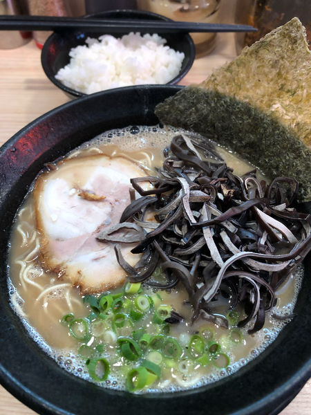 「ラーメン　720円+きくらげ100円」@九州とんこつらーめん ひらさわの写真