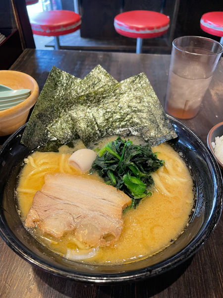「豚骨醤油ラーメン」@横浜家系ラーメン 金山家の写真