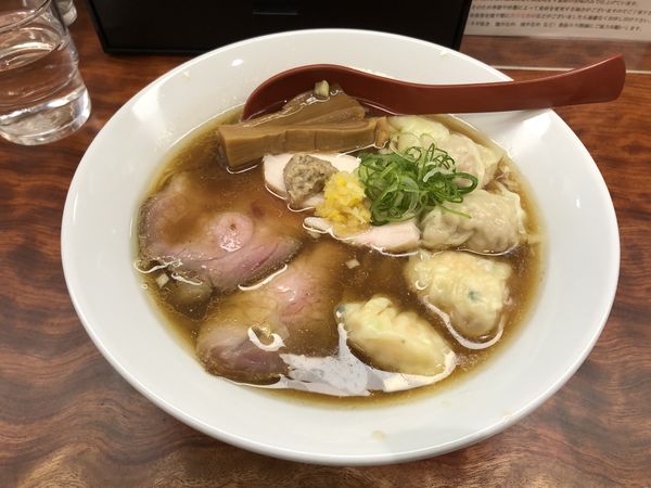 「ワンタン醤油そば  1100円」@三馬路 東京店の写真