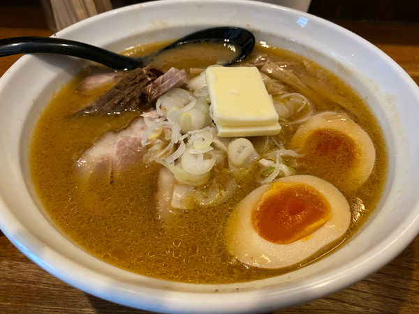 「とくのせみそラーメン バタートッピング」@さっぽろ羅偉伝 高田馬場店の写真