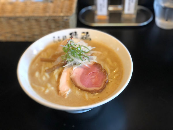 「濃厚鶏白湯そば」@らぁ麺 飛鶏の写真