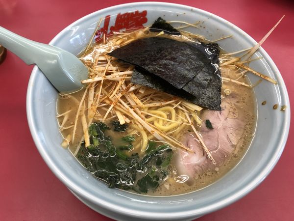 「醤油辛ネギラーメン中盛固め濃いめ」@ラーメン山岡家 伊勢崎宮子店の写真