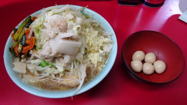 「小ラーメン（830円）＋にらだれ＋うずら　野菜ニンニクアブラ」@ラーメン二郎 中山駅前店の写真