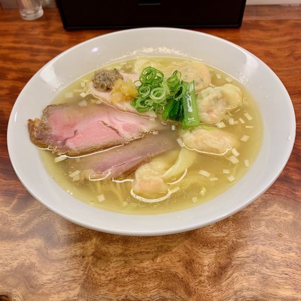 「鶏と魚貝のそば(塩)」のワンタン麺