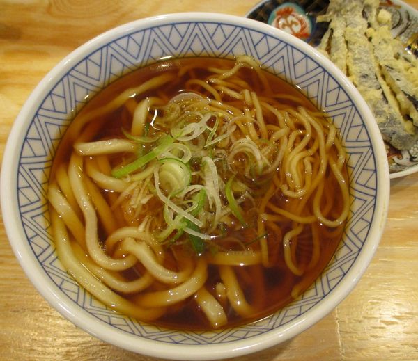 「う中＋なす天ぷら　690円＋200円」@長命うどん 東京本店の写真