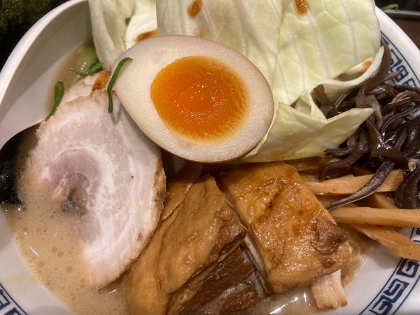 「特製ラーメン＋キャベツ＋替え玉」@熊本ラーメン ひごもんず neo 三鷹の写真