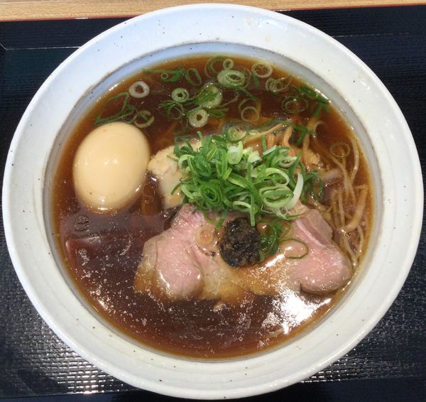 「味玉鶏そば（黒）880円」@境逸品 鶏そば 山田屋の写真