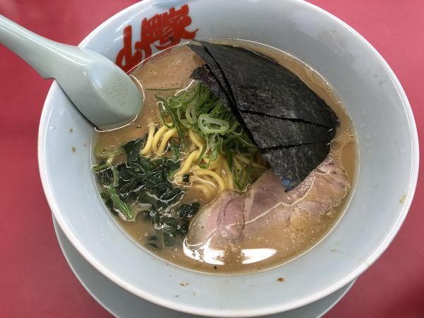 「醤油ラーメン固め濃いめ」@ラーメン山岡家 伊勢崎宮子店の写真