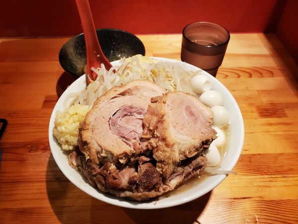 「醤油ラーメンチャーシューマシウズラトッピング」@ブタハトモダチニボシハシンユウの写真