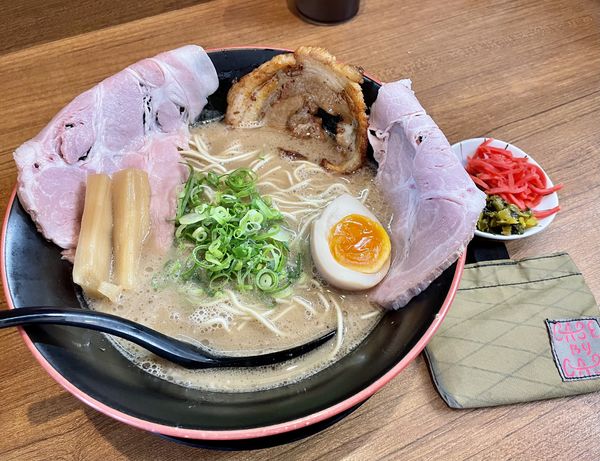 「豚骨らーめん＋レアチャーシュー」@らーめん ど真ん中の写真