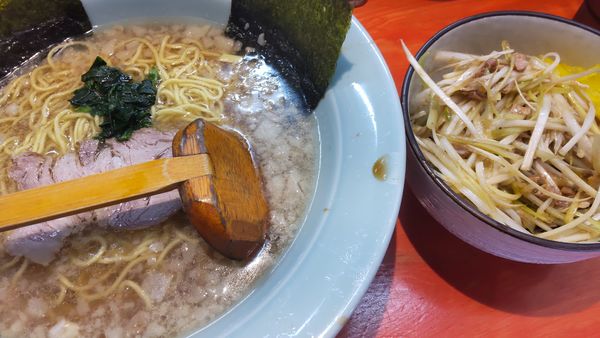 「モーニングサービスラーメン油多め420円ネギ丼300円」@ラーメンショップ椿 春日部南桜井店の写真