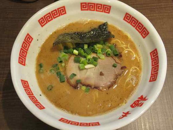 「黒 博多ラーメン（780円）＋半チャーハンセット（150円）」@博多ラーメン 福や 国分寺店の写真