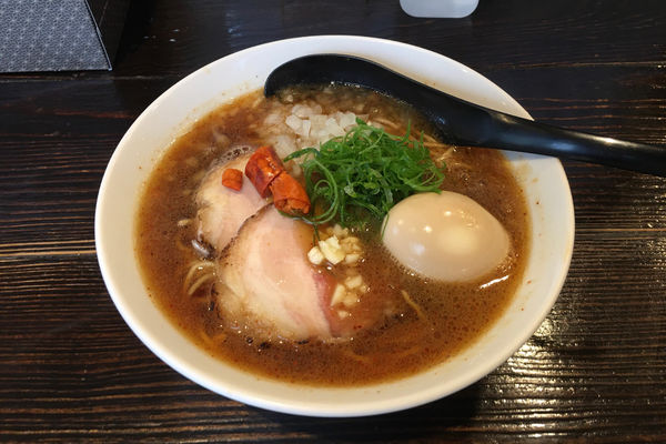 「【春の限定】辛味中華そば 味玉入 1,000円」@中華そば 向日葵の写真