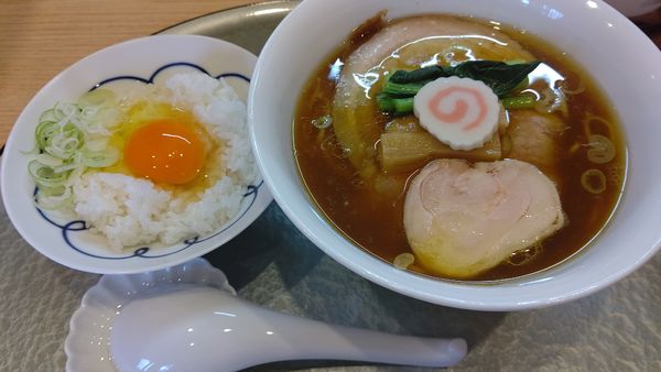 「黒(鶏1枚、豚2枚(バラ、肩ロース))(TKG)」@中華そば 深緑の写真