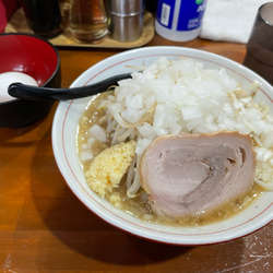 らーめん　太麺、玉ねぎ、生卵