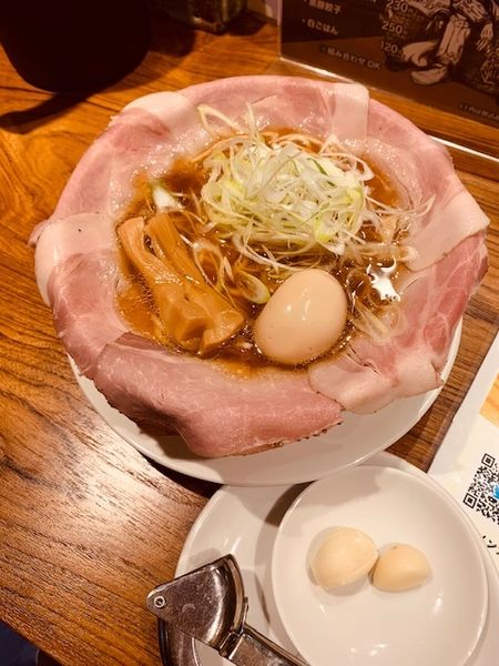 「ピストル 890円　ニンニク 33円　味玉（Twitter）」@ラーメン大戦争 新大久保店の写真