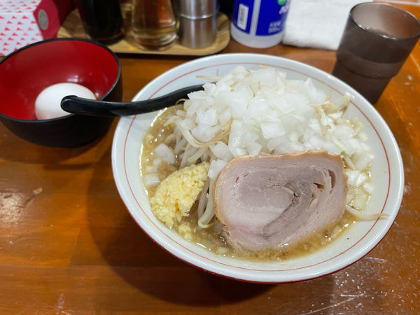 「らーめん　太麺、玉ねぎ、生卵」@らーめん kaeruの写真