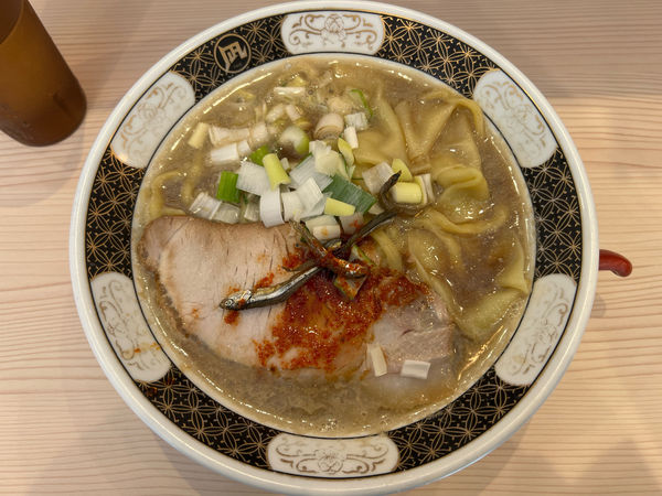 「凄い！煮干しらぁー麺　870円」@鮨とラーメン うおがしや 鶴屋町店の写真