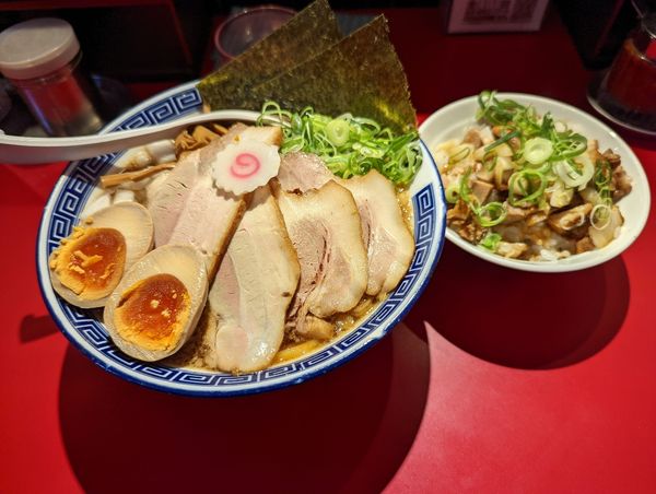 「特製背脂醤油ラーメン・チャーシュー丼」@風は南からの写真