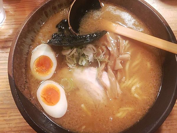 「醤油らーめん（中盛）＋味玉」@つけ麺屋 やすべえ 秋葉原店の写真