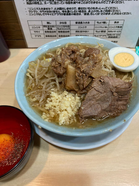「ラーメン少なめ（300g）サービスは生卵」@ラーメン富士丸 平塚店の写真