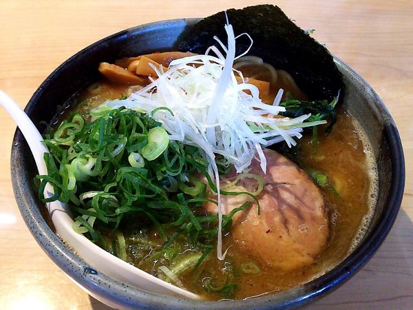 「鐙らぁめん大盛り+九条ねぎ+自家製メンマ」@製麺食堂 あぶみの写真