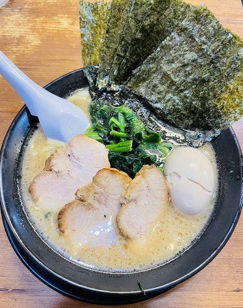 「スペシャル豚骨醤油ラーメン 930円」@横浜家系ラーメン 武骨家 鶴見西口店の写真