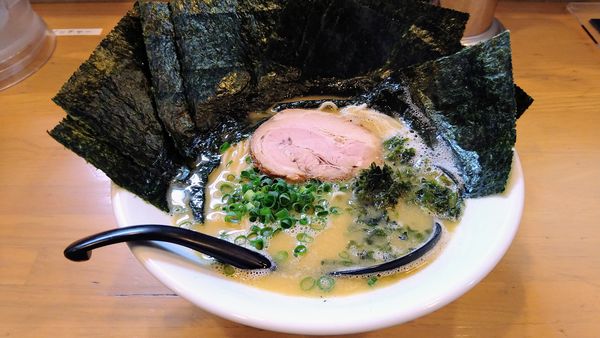 「鶏白湯 生からし(ハリガネ・濃いめ・辛さ上級)＋板海苔」@麺場 鶏源 TORIGEN 黄金町店の写真