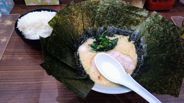 「のりスペシャルラーメン(麺硬め・味濃いめ)+ライス」@横浜家系らーめん 魂心家 藤沢店の写真
