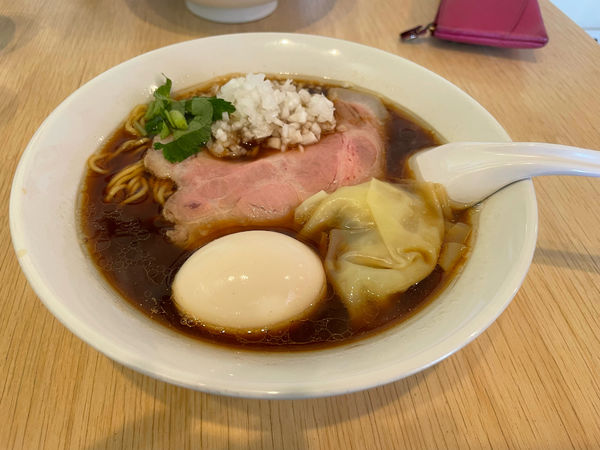 「中華そば + 玉ねぎ増し + 味玉(クーポン)」@中華そば専門店 一六食堂の写真