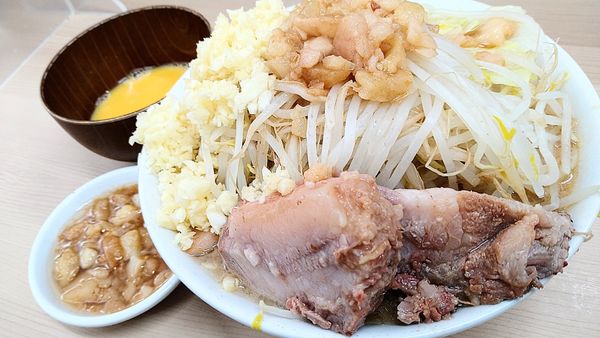 「ラーメン、全増しアブラ別皿、生玉子」@ラーメン荘 歴史を刻め 世田谷店の写真