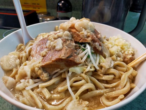 「大二郎3.5（麺硬め・脂かたまり・にんにく）」@ラーメン二郎 新宿小滝橋通り店の写真