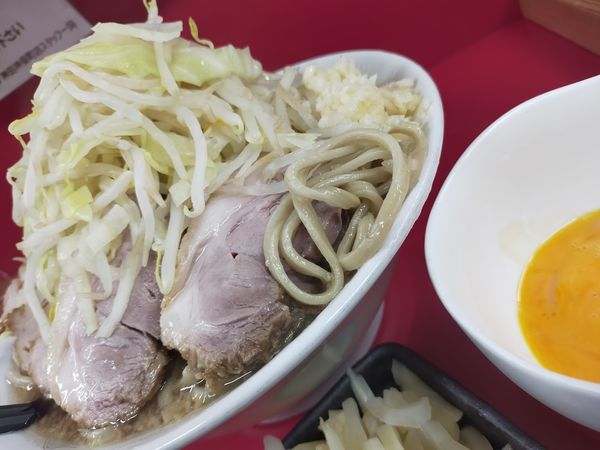 「大豚・生卵・生姜（麺硬め・脂・にんにく）」@ラーメン二郎 神田神保町店の写真