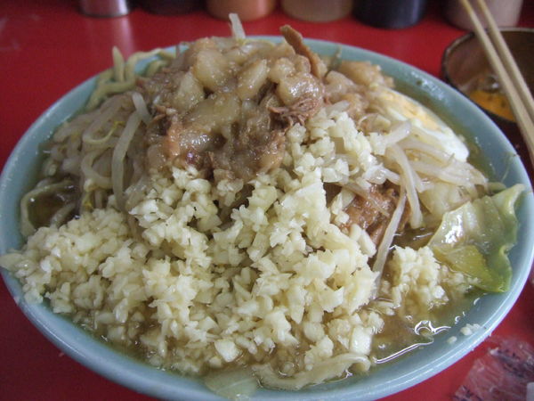 「ラーメン少な目生卵980円」@ラーメン富士丸 東浦和店の写真
