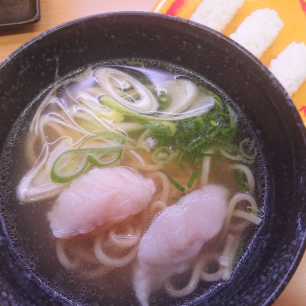 「てっちりラーメン440円、追いシャリ3貫132円他」@スシロー 烏山店の写真