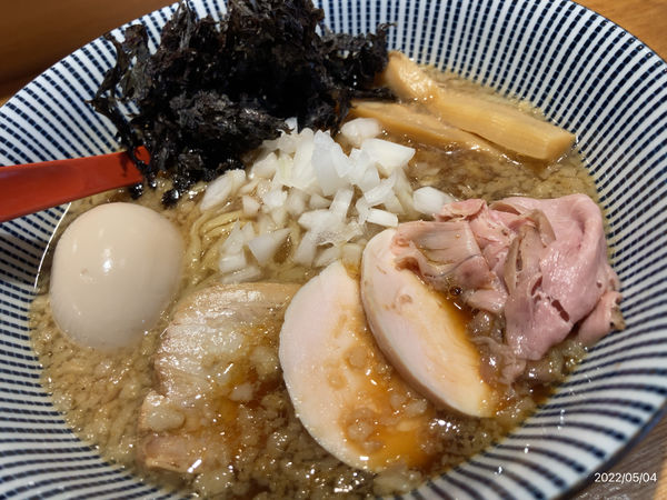 「得製背脂醤油らー麺」@焼きあご塩らー麺 たかはし 新宿本店の写真